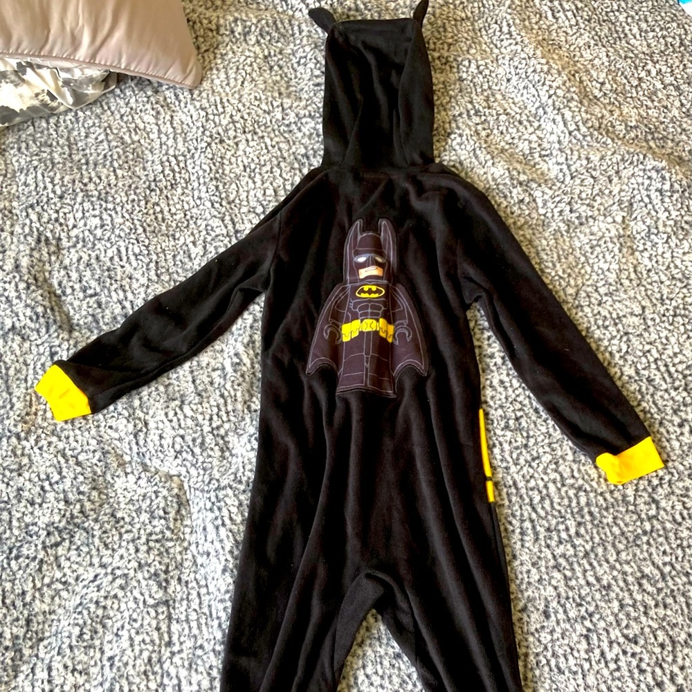 Boys size 6/7 batman zipup jumper